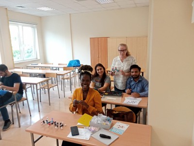 Letni program TABMED (Torun and Bydgoszcz Medical Summer Program) w Katedrze Chemii Organicznej, realizowany przez zagranicznych studentów kierunku farmacja . Kliknij, aby powiększyć zdjęcie.